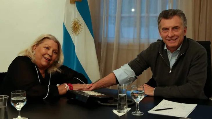Elisa Carrió junto a Mauricio Macri.