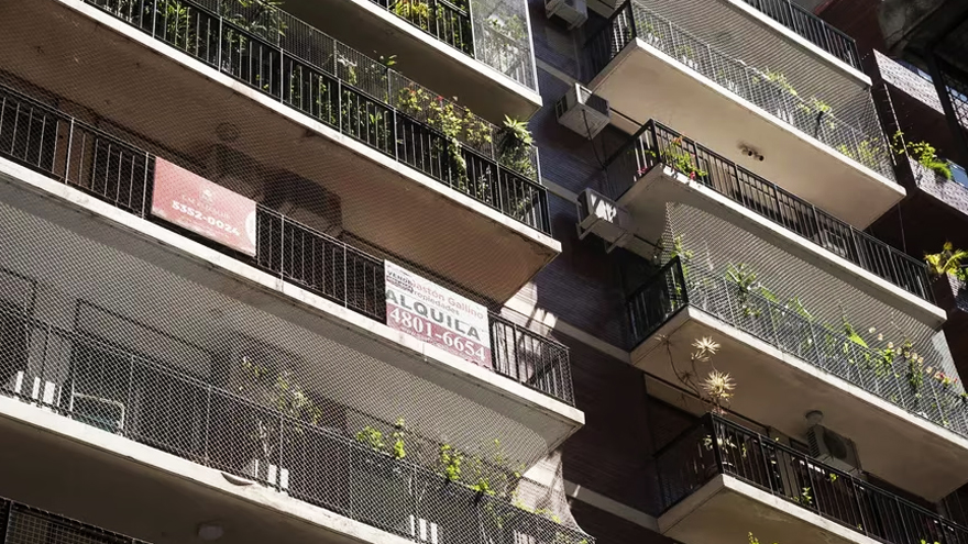 La oferta reducida redundó en listados de familias que esperan por un departamento.