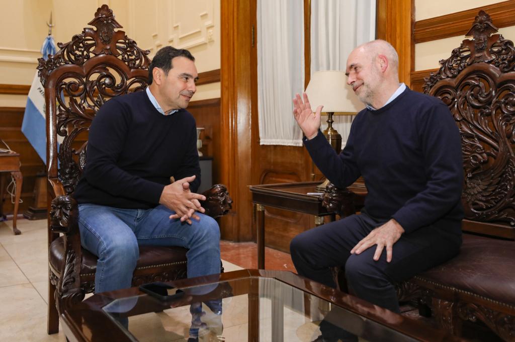 Gustavo Valdés, gobernador de Corrientes, junto a Horacio Rodríguez Larreta, precandidato a presidente de Juntos por el Cambio, en la gobernación de la provincia