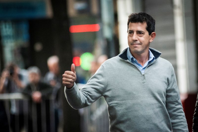 Eduardo Enrique "Wado" de Pedro saluda al arribar a una reunión del peronismo en Buenos Aires, luego de que el presidente Alberto Fernández declinara competir en los comicios de 2023, Argentina, April 21, 2023. REUTERS/Mariana Nedelcu