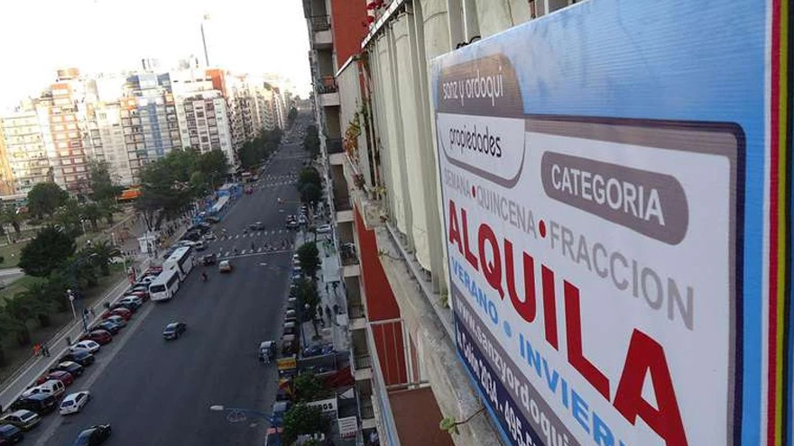 El drama de alquilar: anticipan otro salto récord en julio y hay más gente en "lista de espera"