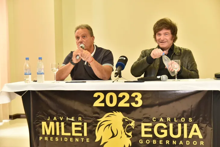 Javier Milei y Carlos Eguía en acto de campaña. 