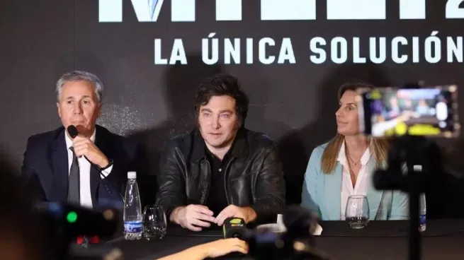 El candidato a gobernador entrerriano Sebastián Etchevehere junto a Javier Milei.