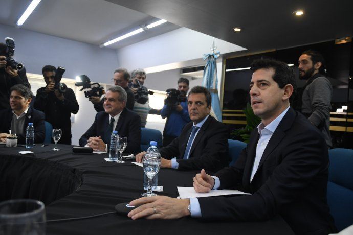 Massa y Rossi encabezan reunión con gobernadores para diagramar la campaña.