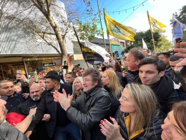 Javier Milei estuvo en el centro de la capital bonaerense con la precandidata a gobernadora, Carolina Píparo.