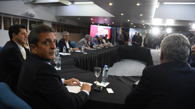 Massa y Rossi encabezan reunión con gobernadores para diagramar la campaña.