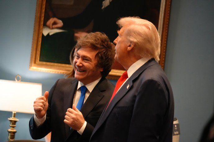 Javier Milei junto a Donald Trump en la Casa Blanca. 