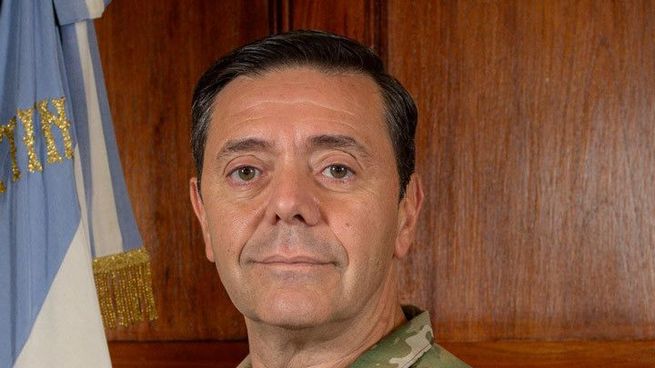 Presti cuenta con una extensa trayectoria militar.