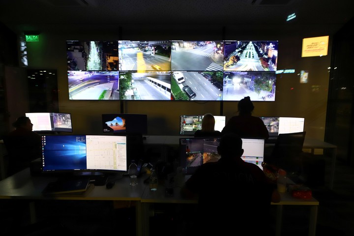 Un centro de monitoreo de la policía en Buenos Aires. Foto: Reuters
