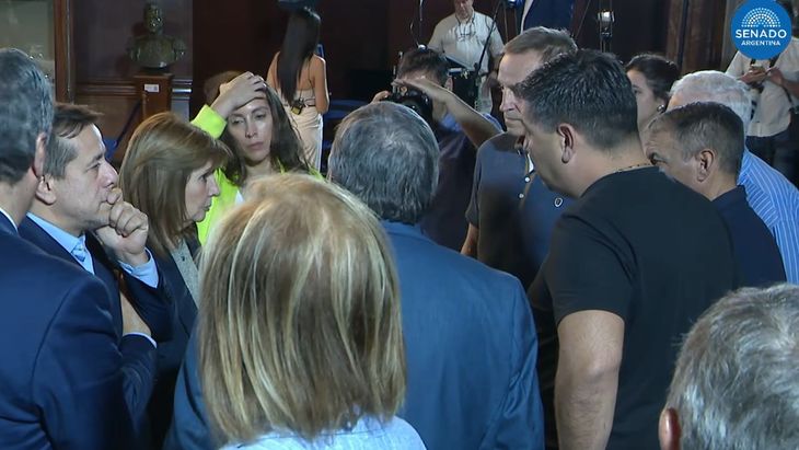 Patricia Bullrich junto a los triunviros de la CGT, Jorge Sola, Cristian Jerónimo y Octavio Arguello en la previa de la exposición de los gremialistas en la Comisión del Trabajo sobre la reforma laboral.