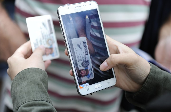 Antes había que tomar fotos, ahora la validación se da con sólo apoyar el DNI sobre el teléfono. Foto: Pedro Lázaro Fernández  
