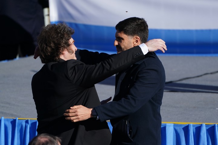 El presidente Javier Milei y el gobernador Santa Fe Maximiliano Pullaro en el acto por el Día de la Bandera. Foto: Emmanuel Fernández