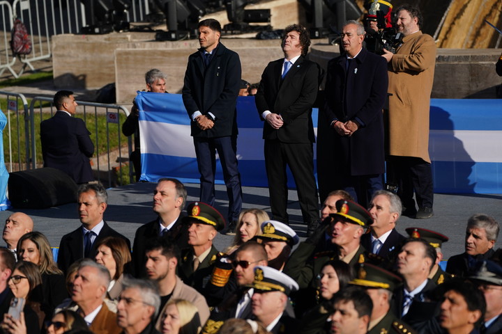 El gobernador Pullaro, el presidente Milei y el intendente de Rosario, Pablo Javkin, en el escenario. Foto Emmanuel Fernández