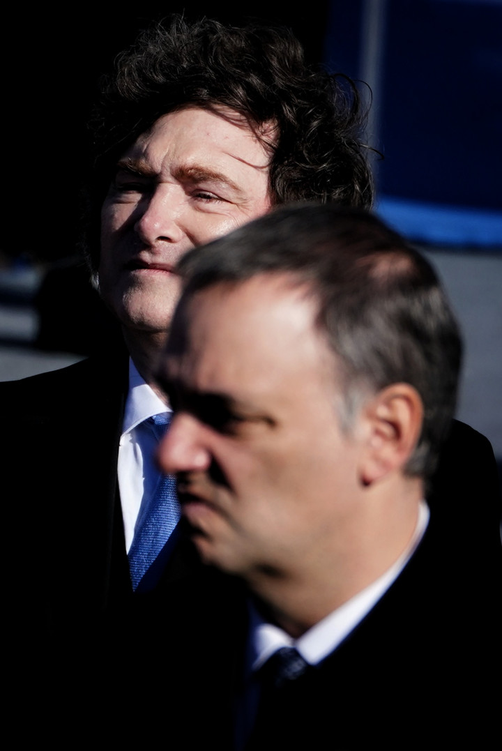 Javier Milei y el operativo de apoyo a Manuel Adorni, en el acto por el Día de la Bandera. Foto Emmanuel Fernández