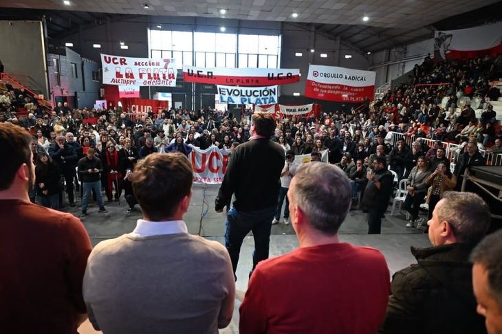 el presidente del Comité Provincia, Emiliano Balbín, encabezó un acto en La Plata y pidió dejar atrás las internas para fortalecer la identidad partidaria, ganar competitividad y construir una estrategia común para los próximos desafíos electorales.