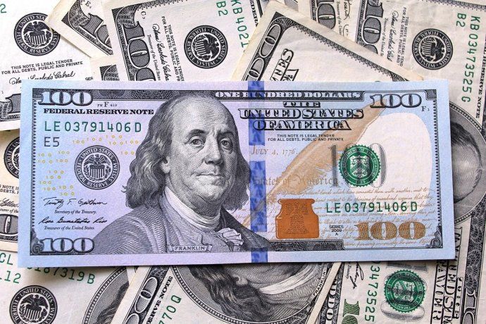 La medida apunta a movilizar los dólares depositados en el sistema financiero hacia la inversión y el crédito privado. El límite será del 15% de los depósitos en moneda extranjera de cada banco.